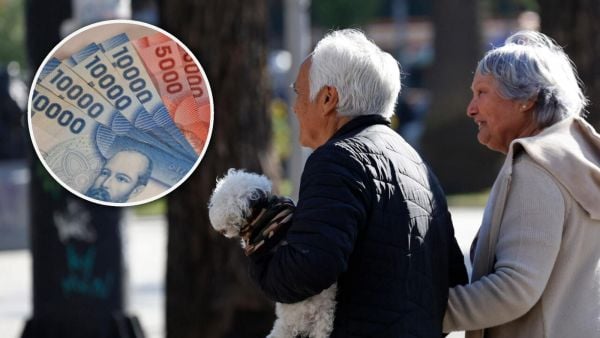 Foto de pensionados y billetes.