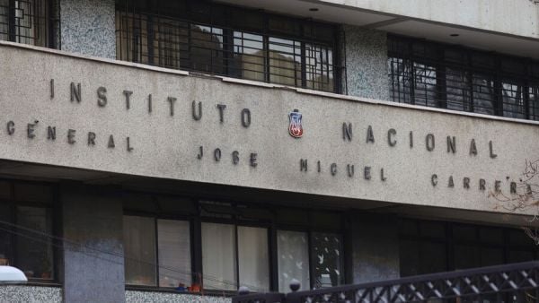 Encapuchados lanzan bencina y golpean a profesoras del Instituto Nacional