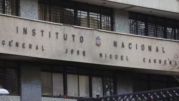Encapuchados lanzan bencina y golpean a profesoras del Instituto Nacional