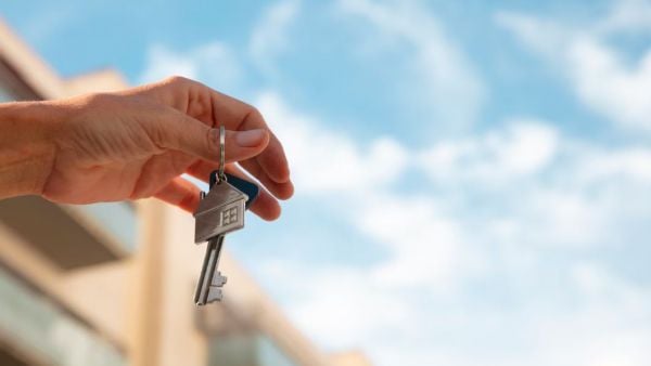 Mano sujetando llaves de una vivienda. Foto referncial subsidio DS1 del Minvu