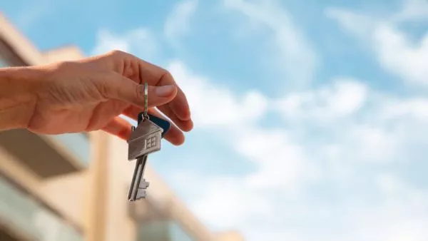Mano sujetando llaves de una vivienda. Foto referncial subsidio DS1 del Minvu