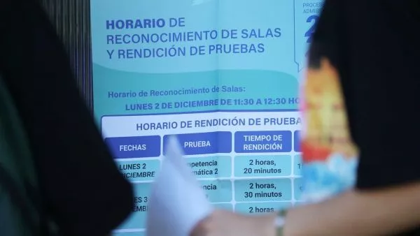 Cartel de la PAES en colegio