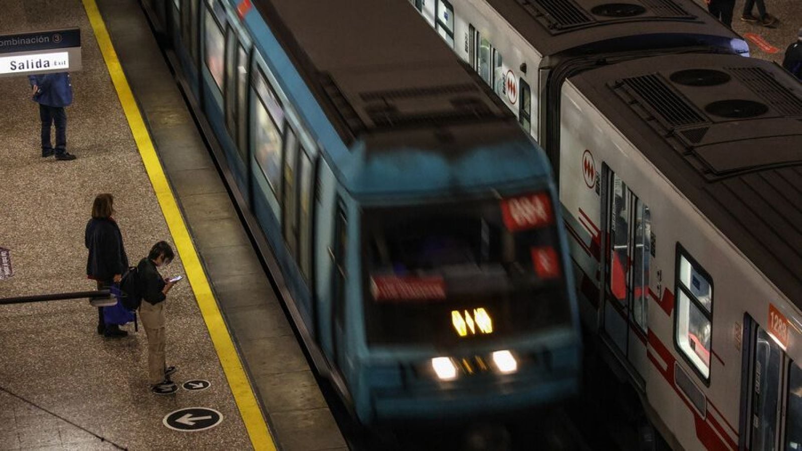 Metro cierra estaciones en la Línea 1 por persona en la vía