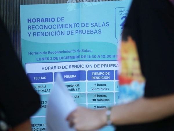 Cartel de la PAES en colegio