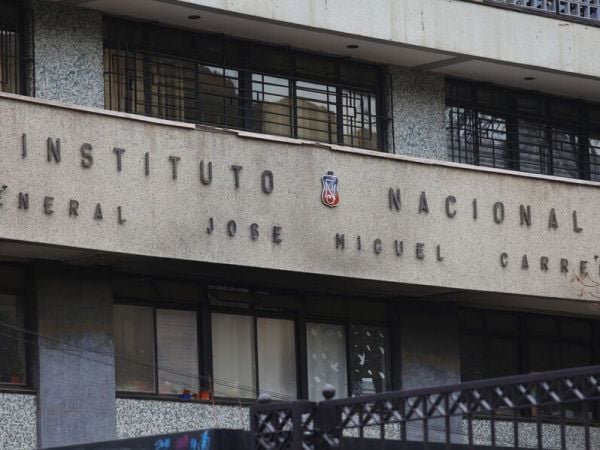 Encapuchados lanzan bencina y golpean a profesoras del Instituto Nacional