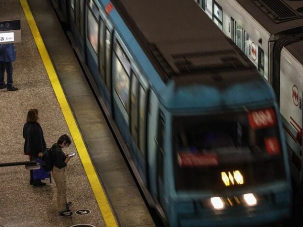 Metro cierra estaciones en la Línea 1 por persona en la vía