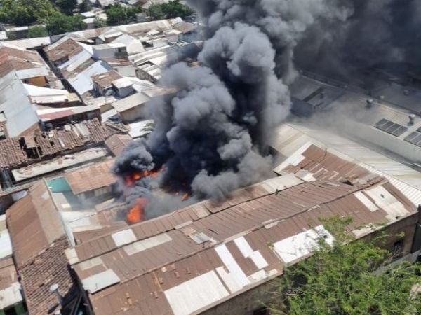 Gran incendio afecta locales y casas en Santiago Centro