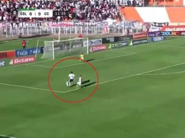 Emiliano Amor comete un error en partido entre Cobresal y Colo Colo