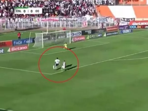 Emiliano Amor comete un error en partido entre Cobresal y Colo Colo