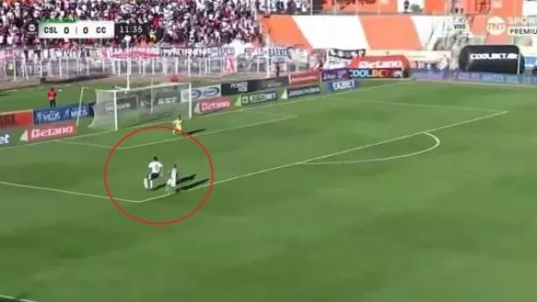 Emiliano Amor comete un error en partido entre Cobresal y Colo Colo