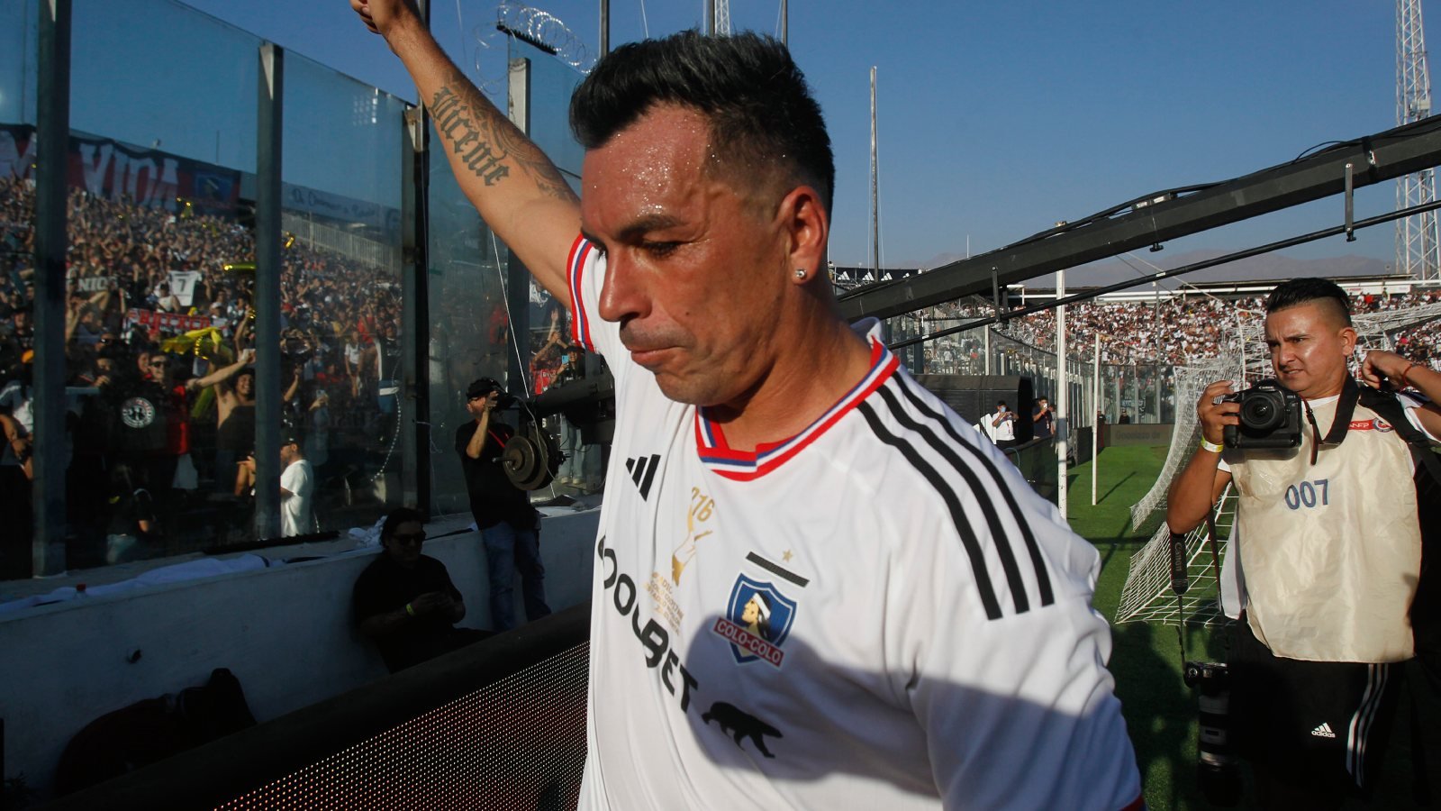 Esteban Paredes con la camiseta de Colo Colo