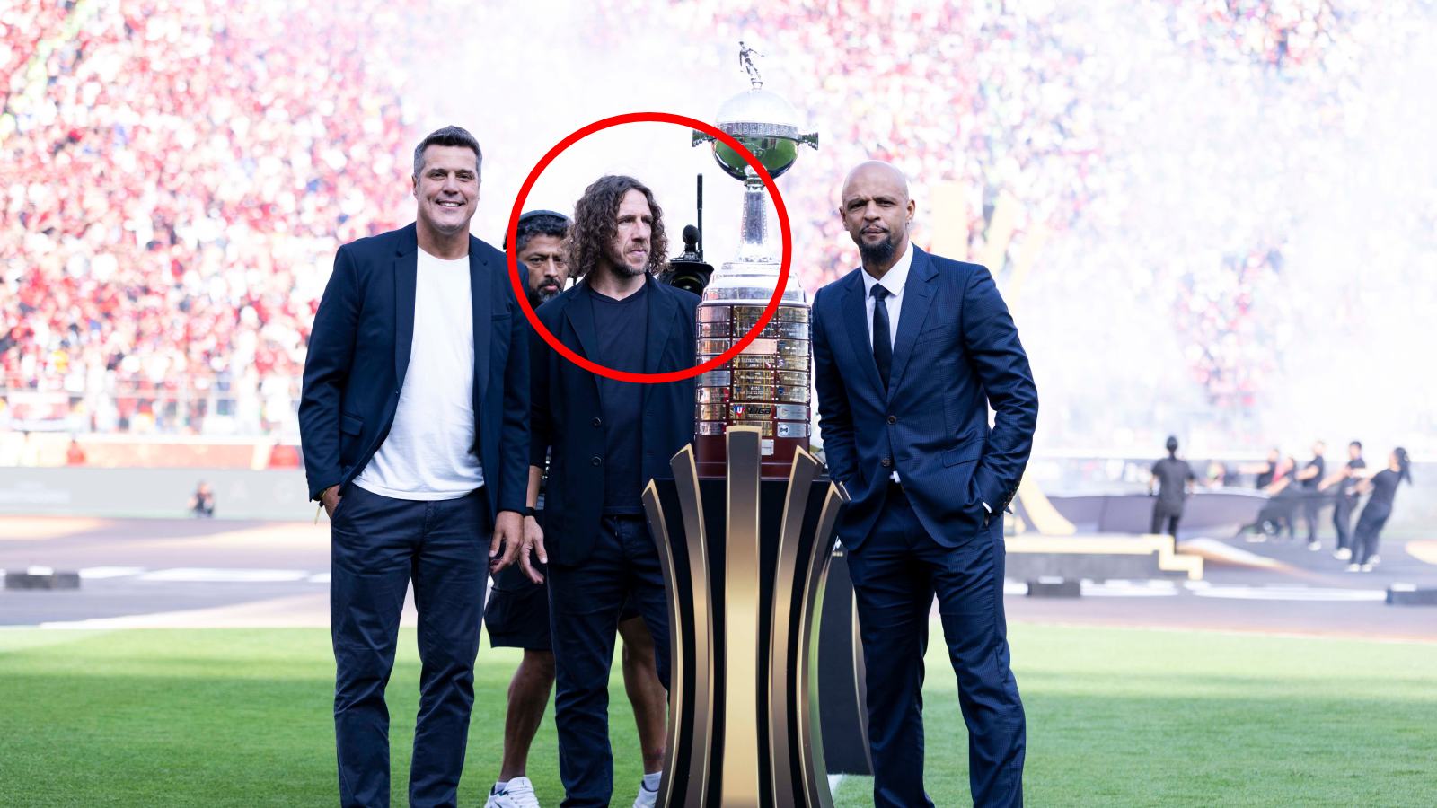 Julio César. Carles Puyol y Felipe Melo en la final de la Copa Libertadores
