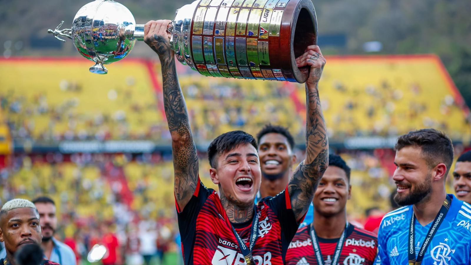 Erick Pulgar levantando la Copa Libertadores