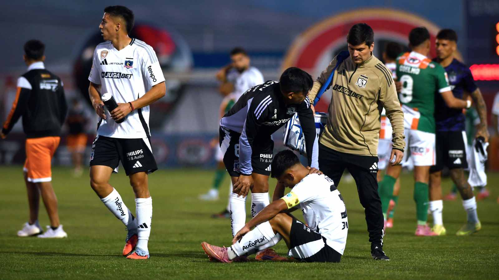 Jugadores de Colo Colo cabizbajos tras derrota ante Cobresal