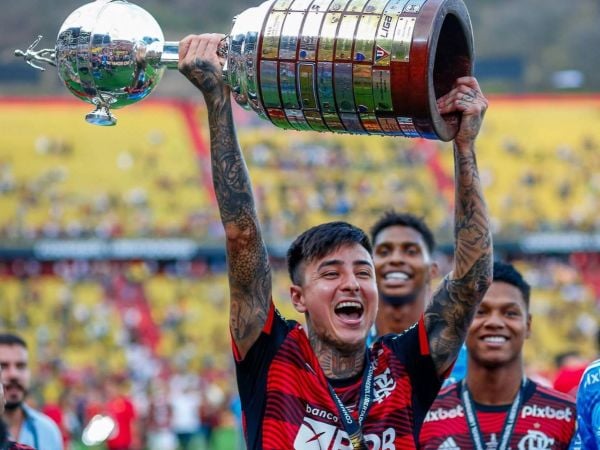 Erick Pulgar levantando la Copa Libertadores