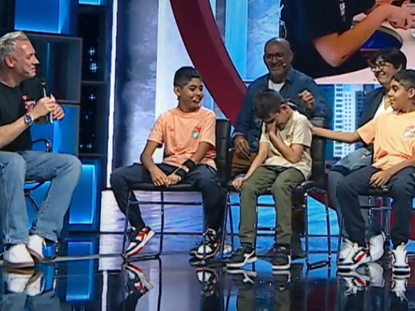 Martín Cárcamo con gemelos Silva Teletón.