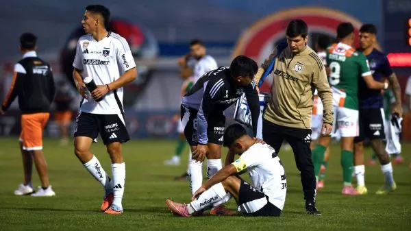 Jugadores de Colo Colo cabizbajos tras derrota ante Cobresal