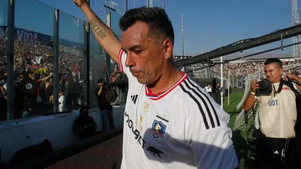 Esteban Paredes con la camiseta de Colo Colo