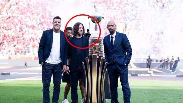 Julio César. Carles Puyol y Felipe Melo en la final de la Copa Libertadores