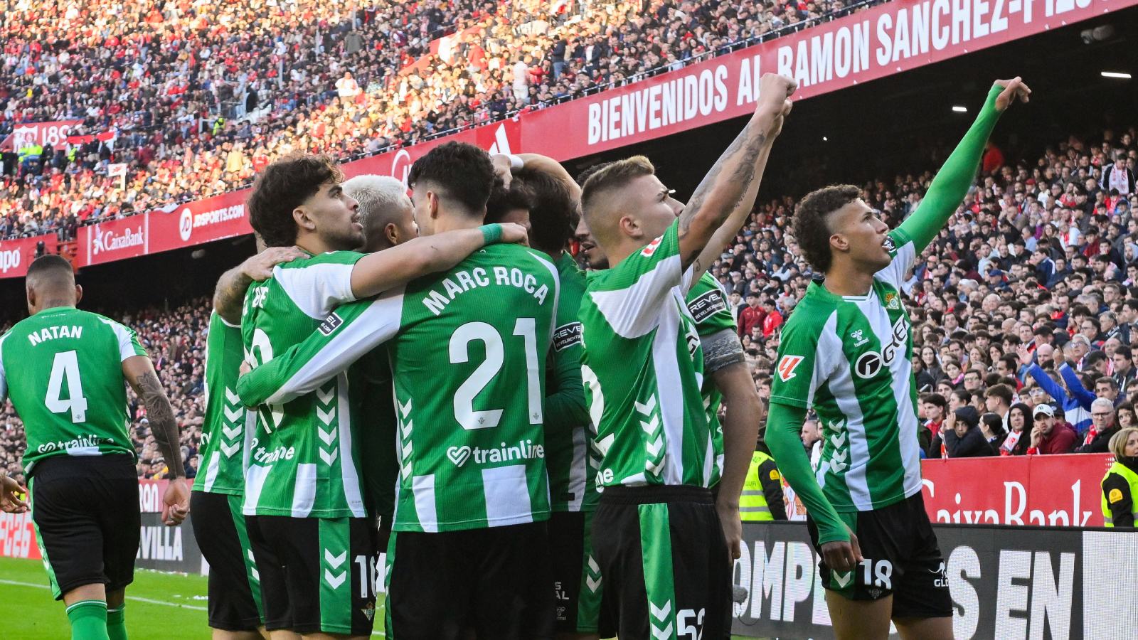 Plantel del Betis celebrando un gol ante el Sevilla