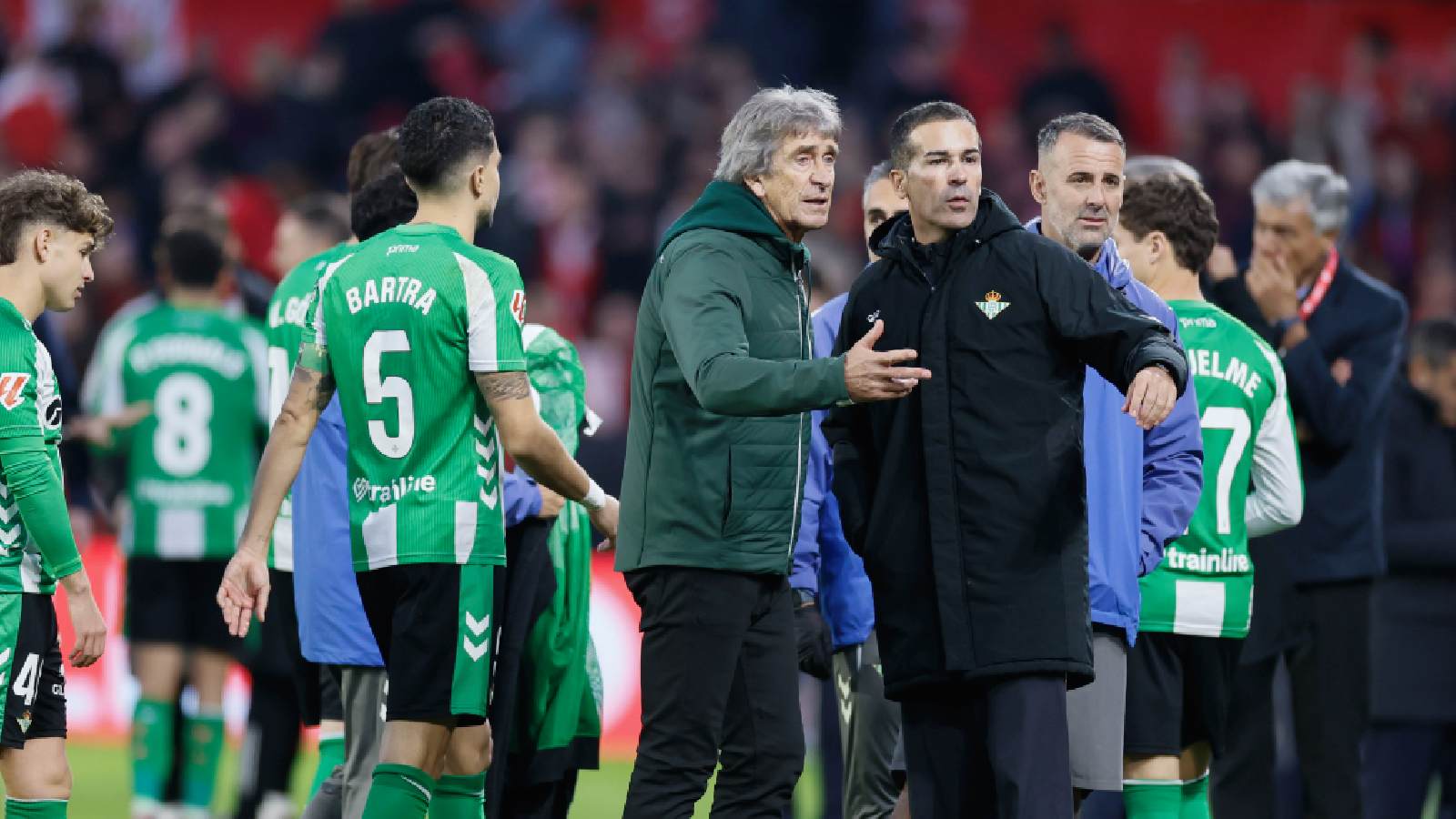 Manuel Pellegrini dirigiendo al Real Betis ante el Sevilla