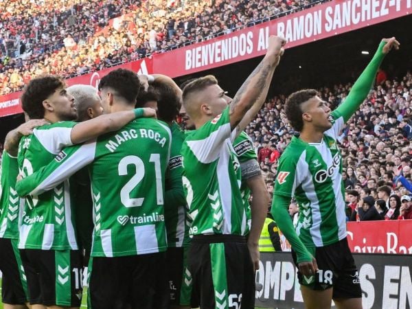 Plantel del Betis celebrando un gol ante el Sevilla