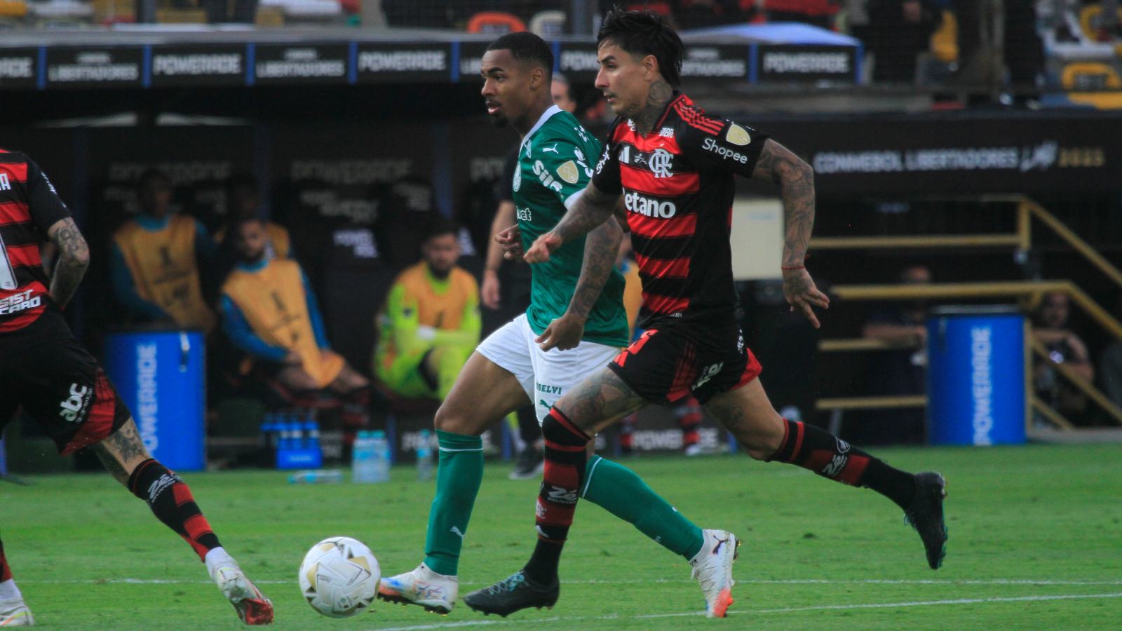 Erick Pulgar en la final de la Copa Libertadores