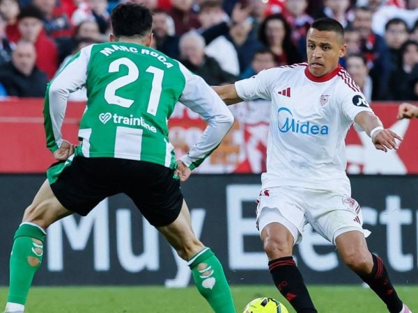 Alexis Sánchez jugando contra el Real Betis