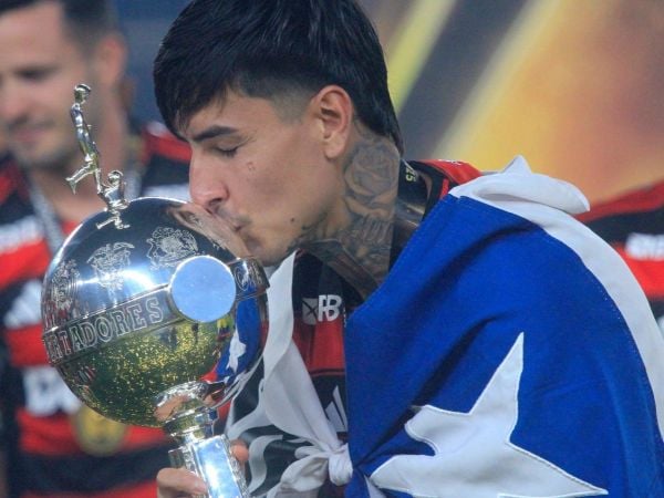 Erick Pulgar con la Copa Libertadores