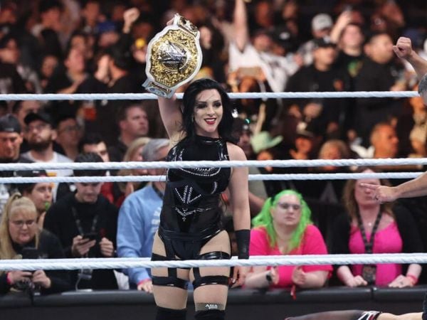 Stephanie Vaquer reteniendo el título de la WWE