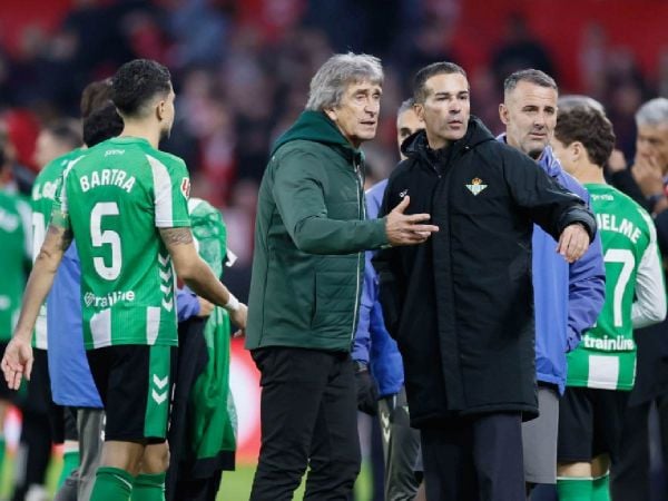 Manuel Pellegrini dirigiendo al Real Betis ante el Sevilla