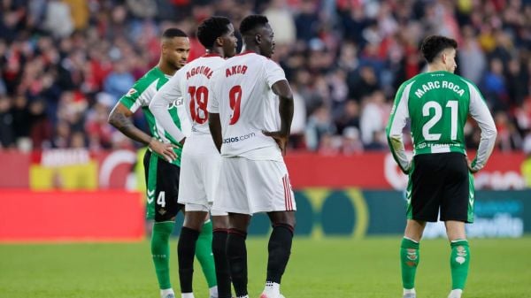 Jugadores de Sevilla y Betis con el partido suspendido tras incidentes