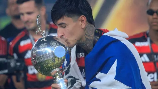 Erick Pulgar con la Copa Libertadores