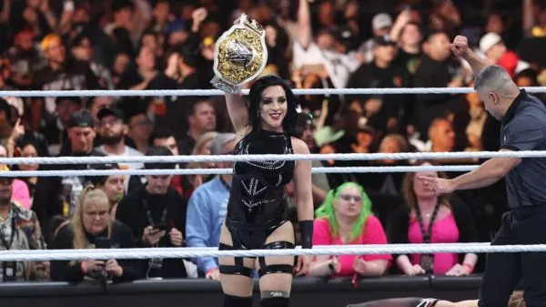 Stephanie Vaquer reteniendo el título de la WWE