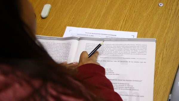 Estudiante rindiendo prueba. Admisión 2026