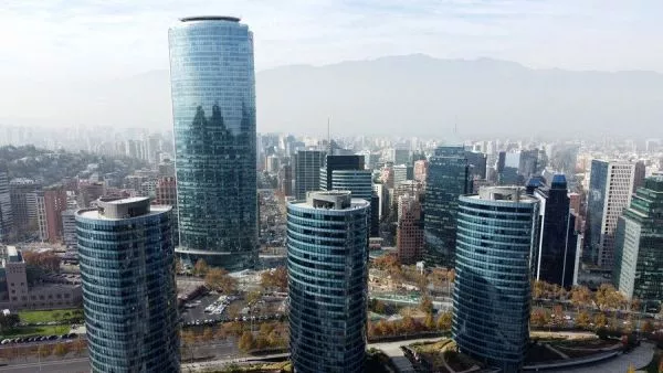 Santiago vive mejor semestre en 6 años: demanda por oficinas en Latinoamérica sube 50%