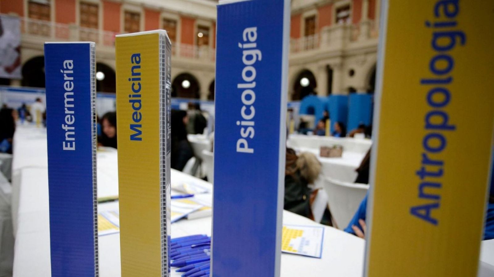 Hasta 2,6 millones el primer año: Ranking de carreras mejor pagadas en Chile