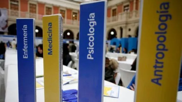 Hasta 2,6 millones el primer año: Ranking de carreras mejor pagadas en Chile