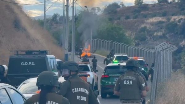 Habitantes se niegan a desalojo y realizan barricadas en el Cerro 18 de Lo Barnechea