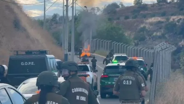 Habitantes se niegan a desalojo y realizan barricadas en el Cerro 18 de Lo Barnechea