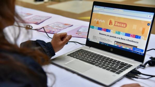 Computador con becas Junaeb 2026