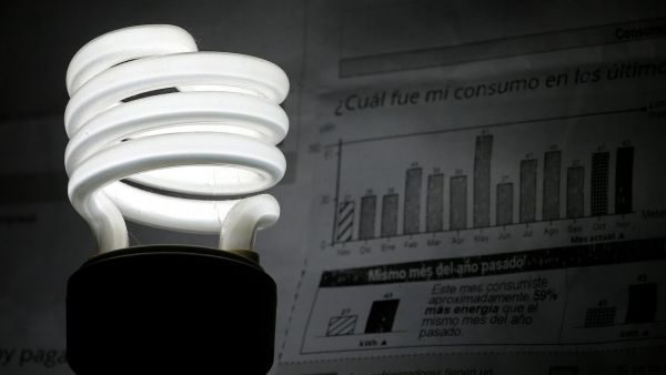 Ampolleta encendida. Foto referencial subsidio eléctrico