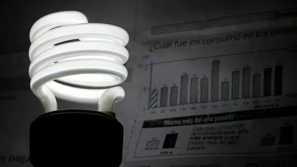 Ampolleta encendida. Foto referencial subsidio eléctrico