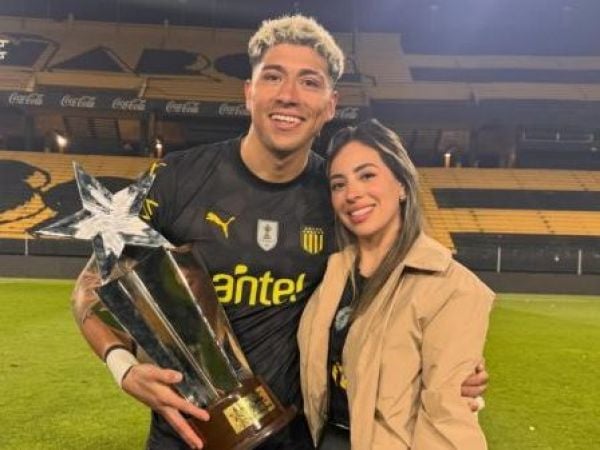 Brayan Cortés, arquero de Peñarol, y su esposa Vanesa Montes