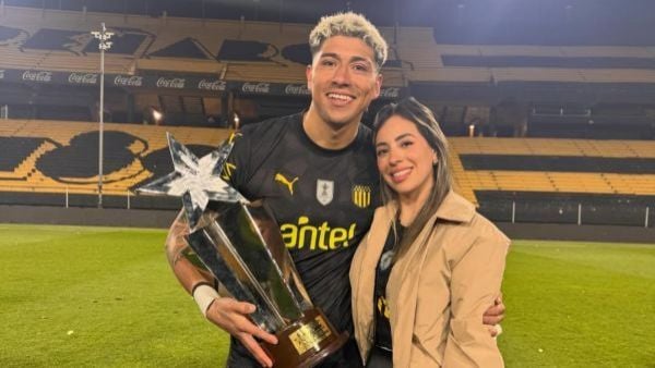 Brayan Cortés, arquero de Peñarol, y su esposa Vanesa Montes
