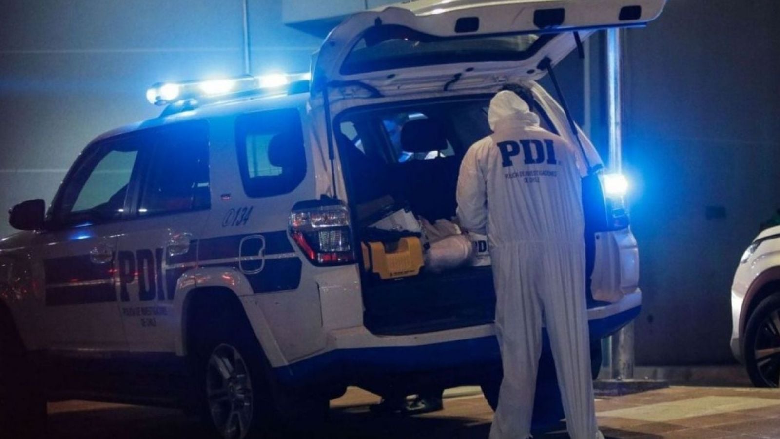 PDI en una camioneta de la institución.