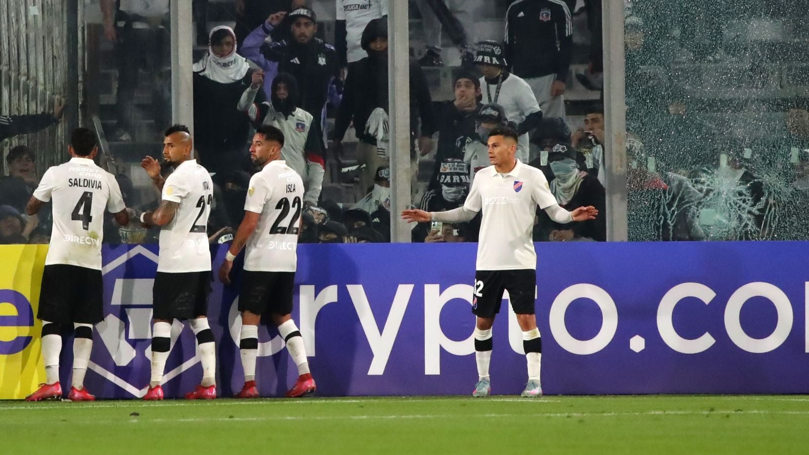 Plantel de Colo Colo en medio de los incidentes en el partido ante Fortaleza por Copa Libertadores