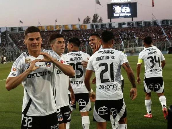 Plantel de Colo Colo celebrando un gol