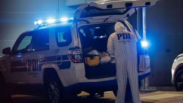 PDI en una camioneta de la institución.