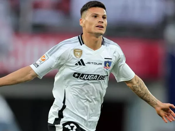 Lucas Cepeda celebrando un gol por Colo Colo